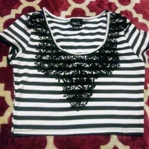 Short shirt with midriff show